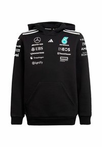 Sudadera negra de tejido suave, con un bolsillo tipo canguro, capucha ajustable y rayas blancas en los hombros con varios logotipos impresos.