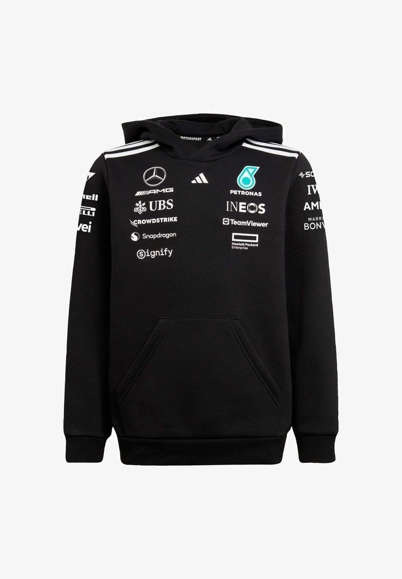 Sudadera negra de tejido suave, con un bolsillo tipo canguro, capucha ajustable y rayas blancas en los hombros con varios logotipos impresos.