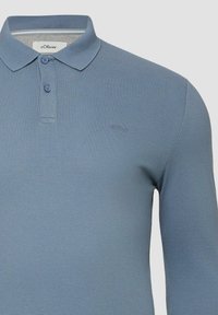 Niebieska koszulka polo s.Oliver z długim rękawem, z dwoma guzikami i kołnierzykiem, z małym haftowanym logo po lewej stronie klatki piersiowej.