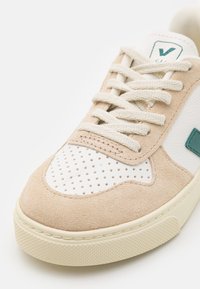 Veja SMALL LACES UNISEX - Tenisky - extra-white/brittany/almond