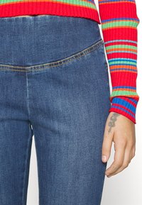 ONLY Petite ONLWAUW PUSH UP  - Jeans Skinny Fit - blue denim