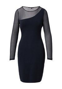 Granatowa sukienka o dopasowanym kroju, z przezroczystym, paskowanym lewym rękawem oraz gładką, jednolitą prawą stroną, dekoltem w łódkę i gładką fakturą.