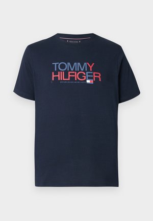 Μπλε βαμβακερό t-shirt σε ναυτικό μπλε χρώμα, με έντονο λευκό, κόκκινο και μπλε γραφικό κείμενο "TOMMY HILFIGER" και "ESTABLISHED MCMLXXXV" στο εμπρός μέρος.