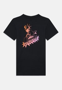 T-shirt preta de algodão com um design gráfico nas cores laranja e rosa. O design inclui texto estilizado "Quiksilver" com bordas afiadas.