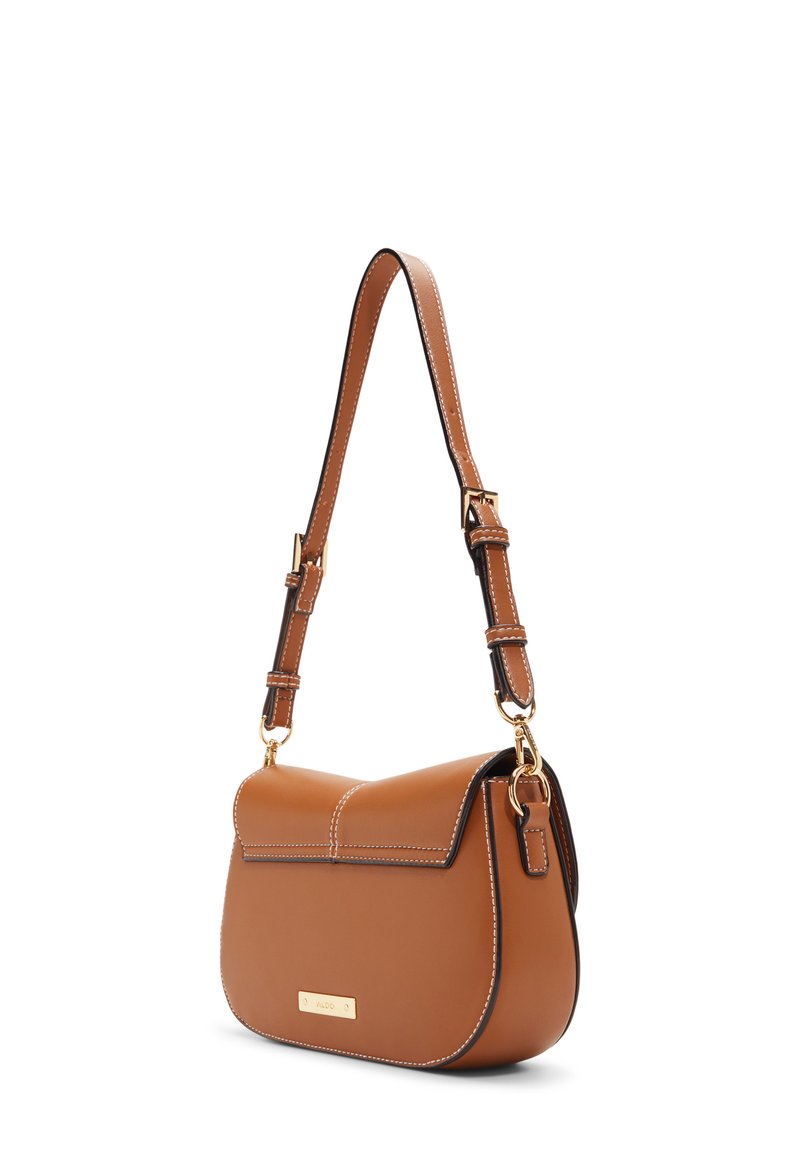 Sac à main en cuir synthétique marron avec une fermeture à rabat, des accents en métal doré et des coutures blanches. Dispose d'une bandoulière ajustable.