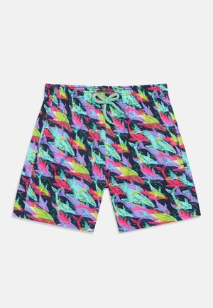 Shorts de bain pour hommes avec motif de requins multicolores en rose néon, vert et bleu, dotés d'une taille élastique et d'un cordon de serrage à l'avant.