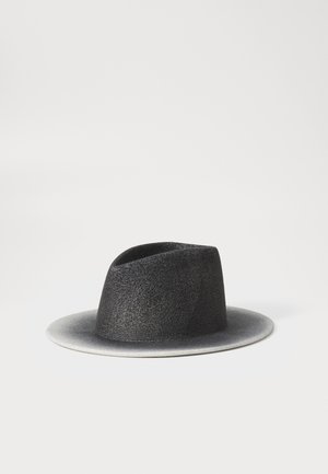 Fekete gyapjú kalap széles, enyhén felfelé hajló karimával és texturált felülettel. A korona egyedi, hajtott kialakítással rendelkezik a további részletek érdekében.