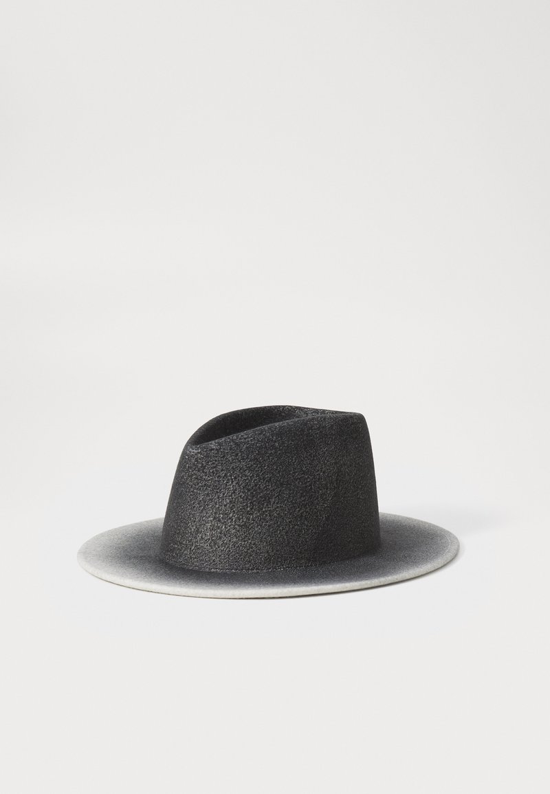 Crni filcani šešir s širokim, blago podignutim obodom i teksturiranim finišem. Kapa ima jedinstveni presavijeni dizajn za dodatne detalje.