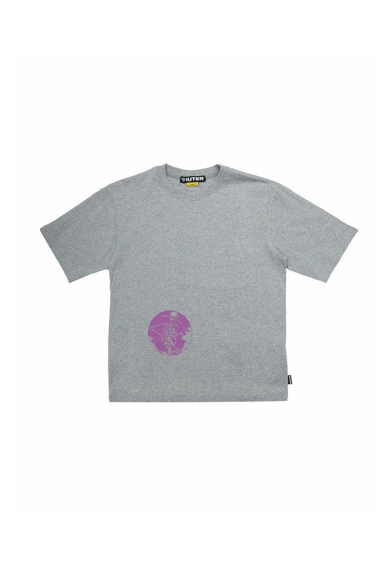 T-shirt grigia a maniche corte in cotone, con una grafica rotonda viola con un design di scheletro sulla parte frontale. Stile classico con scollo rotondo.