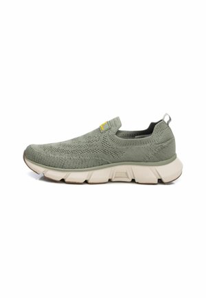 Zapato verde de punto sin cordones con un upper texturizado, suela ligera y detalles en gris. Cuenta con una lengüeta para poner y quitar fácilmente.