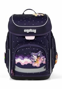 Mochila ergonómica púrpura con lunares, acentos plateados, un parche de hada y un diseño de nube en el bolsillo frontal. Cuenta con una asa superior.