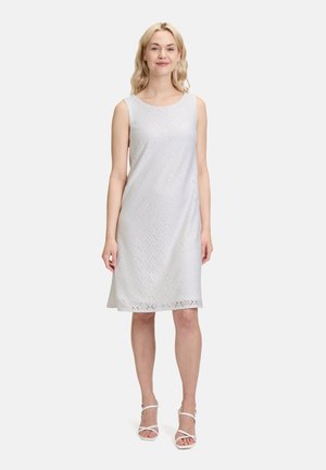 Robe sans manches, longueur genoux, en gris clair avec un motif texturé et une finition en dentelle à l'ourlet. Fabriquée en tissu léger.