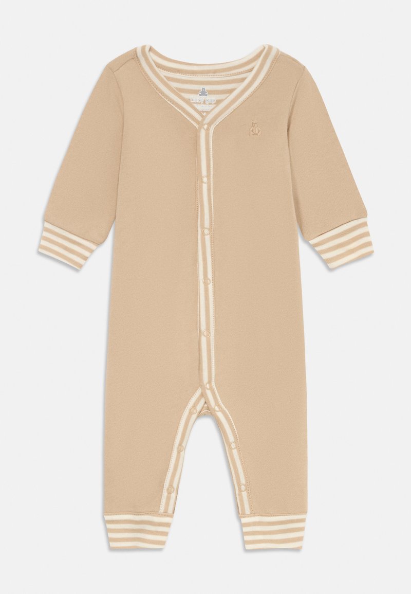 Bež dolg rokav otroški romper z črtastimi manšetami, ovratnikom in gumbi na sprednji strani ter nogah, ki vsebuje majhen logotip medvedka.