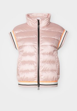 Rosa gepolsterte ärmellose Jacke mit hohem Kragen, Frontreißverschluss und kontrastierenden gestreiften Akzenten in Orange, Schwarz und Weiß am Saum.