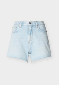 Ανοιχτό μπλε τζιν σορτς με ξεφτισμένο τελείωμα, πέντε τσέπες, θηλιές για ζώνη και μεταλλικό κουμπί στο μπροστινό μέρος της μέσης.