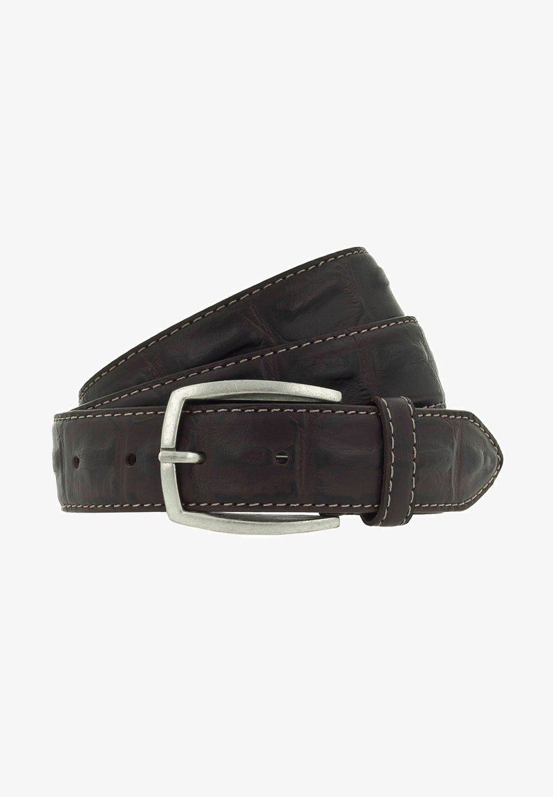 Bruine leren riem met een gestructueerde afwerking, zilveren metalen gesp en contrasterende stiksels langs de randen. Eindigt met een puntige punt.