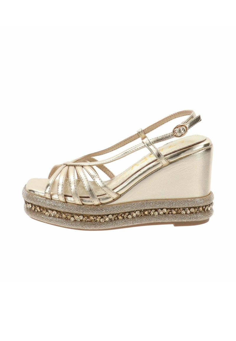 Sandalo zeppa con cinturini in oro metallizzato, design open toe e una suola testurizzata e decorata con un bordo di perline decorative.