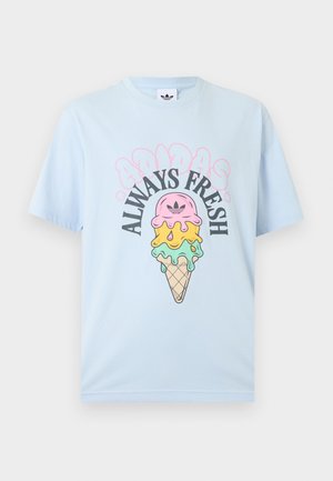 Tricou bleu deschis cu grafică colorată a unui cornet de înghețată topit și textul „Always Fresh” în negru și roz deasupra.