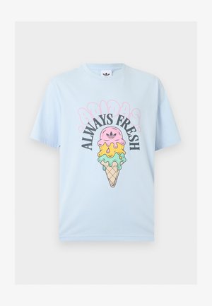 Tricou bleu deschis cu grafică colorată a unui cornet de înghețată topit și textul „Always Fresh” în negru și roz deasupra.