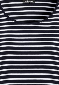 Marineblau- und weiße gestreifte T-Shirt mit runder Ausschnitt, aus weichem Baumwollmaterial, mit gleichmäßig verteilten horizontalen Streifen.