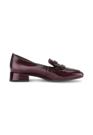 Bordeauxrode lakleren loafer met lage blokhak, vierkante neus en decoratieve band over de wreef, getoond in zijaanzicht op een witte achtergrond.