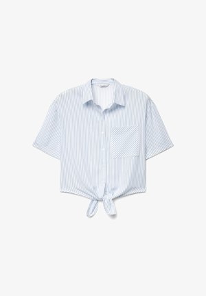 Camicia a maniche corte con bottoni, a righe verticali azzurro chiaro e bianco, con taschino frontale e nodo annodato all'orlo.
