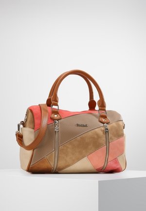 Sac à main patchwork marron, beige et corail avec deux poignées, deux fermetures éclair verticales à l'avant et une bandoulière amovible sur une surface blanche.