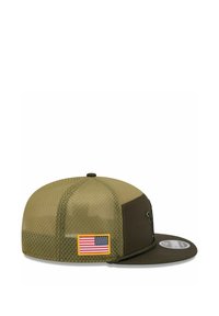 Olivgrüner Hut mit Netzpaneelen, flacher Krempe und einem Patch der amerikanischen Flagge. Mit einem strukturierten Muster und einem runden Knopf an der Oberseite.