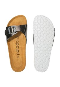 Svart syntetisk slide sandal med en strukturerad rem, silverfärgad spänne, korkinlägg och vit gummisula med vågmönster.