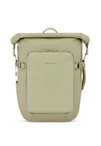 Zaino rettangolare di colore verde oliva chiaro, realizzato in materiale impermeabile, con chiusura a rotolo, tasca frontale con zip, strap laterali con fibbia e branding minimale.
