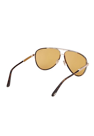 Zonnebril in aviator-stijl met gouden metalen montuur, amberkleurige glazen, verstelbare neusvleugels en tortoise-achtig geplaatste pootjes.