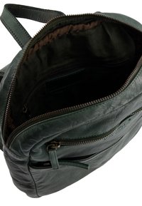 Zelený kožený batoh se zipovým uzávěrem, vnitřní kapsou a měkkou podšívkou. Vybavený vnější kapsou na zip a nastavitelným popruhem.