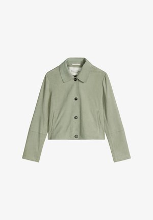 Giacca in camoscio verde chiaro con maniche lunghe, chiusura con bottoni, due tasche frontali e colletto classico.