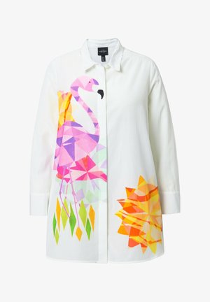 Weißes Hemd mit Knopfleiste, das bunte geometrische Muster zeigt, darunter ein pinkfarbener Flamingo und ein lebendiges Sonnendesign in Orange- und Gelbtönen.