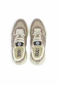 Baskets beiges avec tissu texturé, accents en cuir et lacets blancs. Présente un logo sur la languette et une semelle intérieure à carreaux. Design de semelle arrondie.