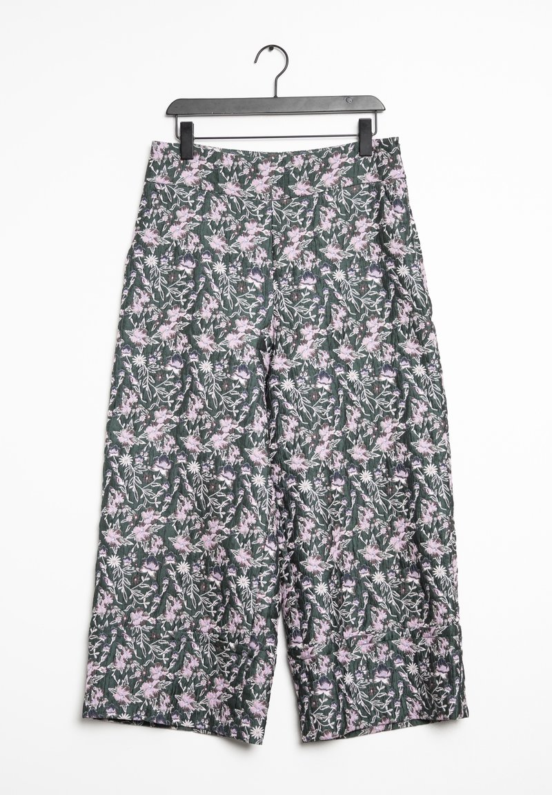 Bloemen wijde broek in donkergroene stof met een roze en witte bloemmotief, met een hoge tailleband en hangend aan een zwarte haak.