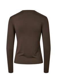 Camiseta marrón de manga larga hecha de una tela suave y elástica. Presenta un cuello redondo y un diseño ajustado, con costuras mínimas y color sólido.