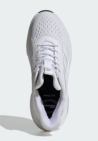 Scarpa sportiva bianca con parte superiore in rete, perforazioni per la ventilazione, soletta imbottita con etichetta "CLOUDFOAM" e dettaglio "WIDE FIT" sulla linguetta.