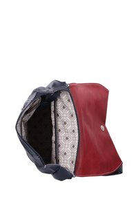 Sac en cuir avec un extérieur rouge et des accents bleu marine. L'intérieur doublé présente un tissu à motifs. Comprend des fermetures éclair et à pression.