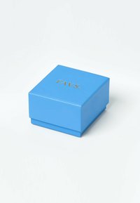 Blauwe vierkante doos met gouden tekst "FAVS." op de deksel, geplaatst op een eenvoudige witte ondergrond.