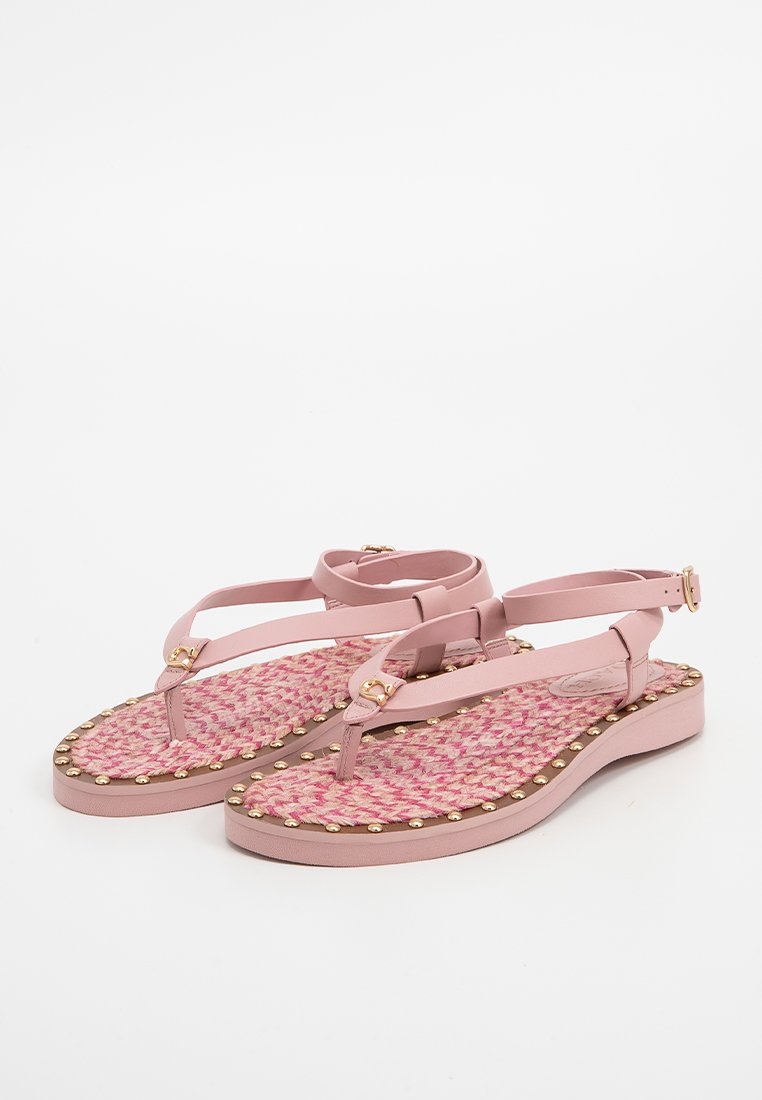 Rosa sandalen met een geweven textuur voetbed, verstelbare banden en goudkleurige studs langs de rand, met een Platte zool.