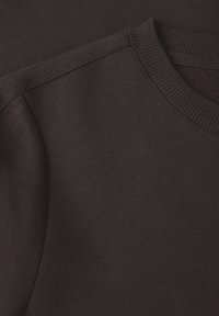 Schwarzer Pullover mit geripptem Rundhalsausschnitt und Schulternähten. Der Stoff ist glatt mit leichtem Glanz und gleichmäßiger Textur.