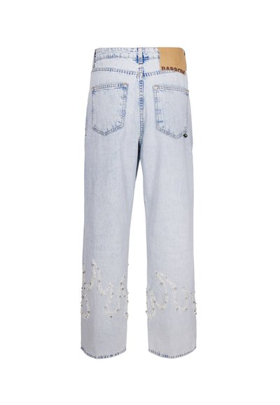 Jeans in denim azzurro chiaro con vestibilità ampia, caratterizzati da dettagli in perle e motivi a fiamma sui bordi. Tasche posteriori e un'etichetta in pelle con marchio.