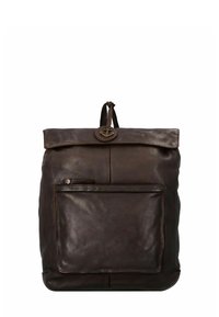 Zaino in pelle marrone con parte superiore arrotolata, tasca frontale con cerniera, cuciture a contrasto e un accento decorativo rotondo con un'ancora.