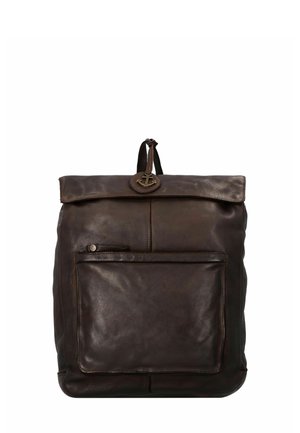 Zaino in pelle marrone con parte superiore arrotolata, tasca frontale con cerniera, cuciture a contrasto e un accento decorativo rotondo con un'ancora.