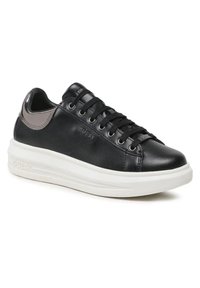 Baskets en cuir noir avec une finition lisse, semelle en caoutchouc blanche, bout arrondi et accents gris. Présente des lacets ronds et un logo sur le côté.