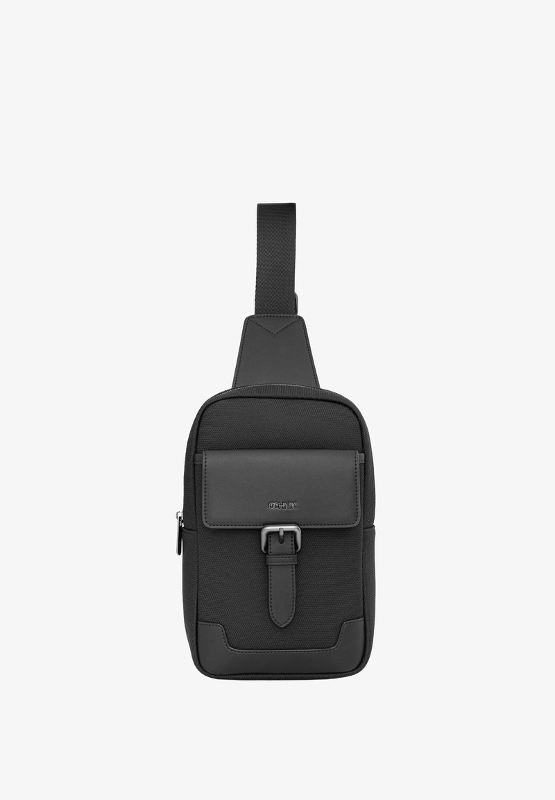 Czarna torba na ramię z nylonu o teksturowanej powierzchni, regulowanym pasku, przedniej kieszeni z klapą oraz głównym zapięciem na zamek błyskawiczny. Minimalistyczny design.