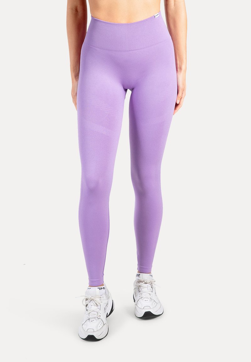 Hoch taillierte, figurbetonte Leggings in einem hellen Lavendelton, gefertigt aus dehnbarem Stoff mit glatter Textur und minimalen Designdetails.
