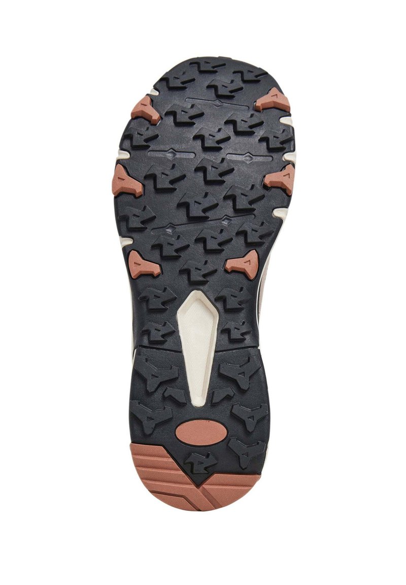 Suela de zapatilla de trail running con una superficie de goma negra rugosa, clavos de tracción prominentes y una capa intermedia de color blanco roto, acentuada por un detalle rojizo.