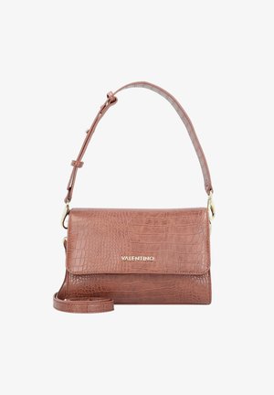 Hnědá kožená kabelka se vzorem krokodýlí kůže a zlatým logem, vybavená odnímatelným ramenním popruhem a hladkou texturou.